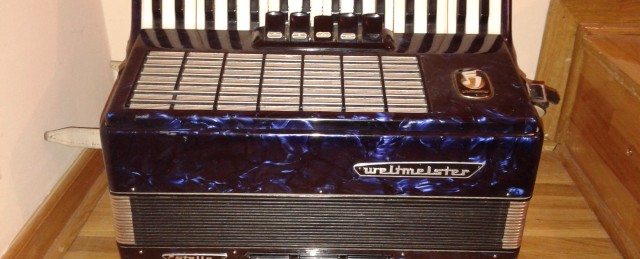 Harmonika u odličnom stanju, sve ispravno,   poseduje kofer, novi kaiševi!  80 basova, 5 + 3 reg.     Odlično za učenike niže muzičke škole!      specifična plava boja